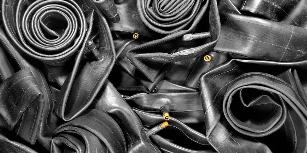 Бутиловая резина (IIR - Isobutylene Isoprene Rubber), он же бутилкаучук - основной материал для производства автокамер для автошин.